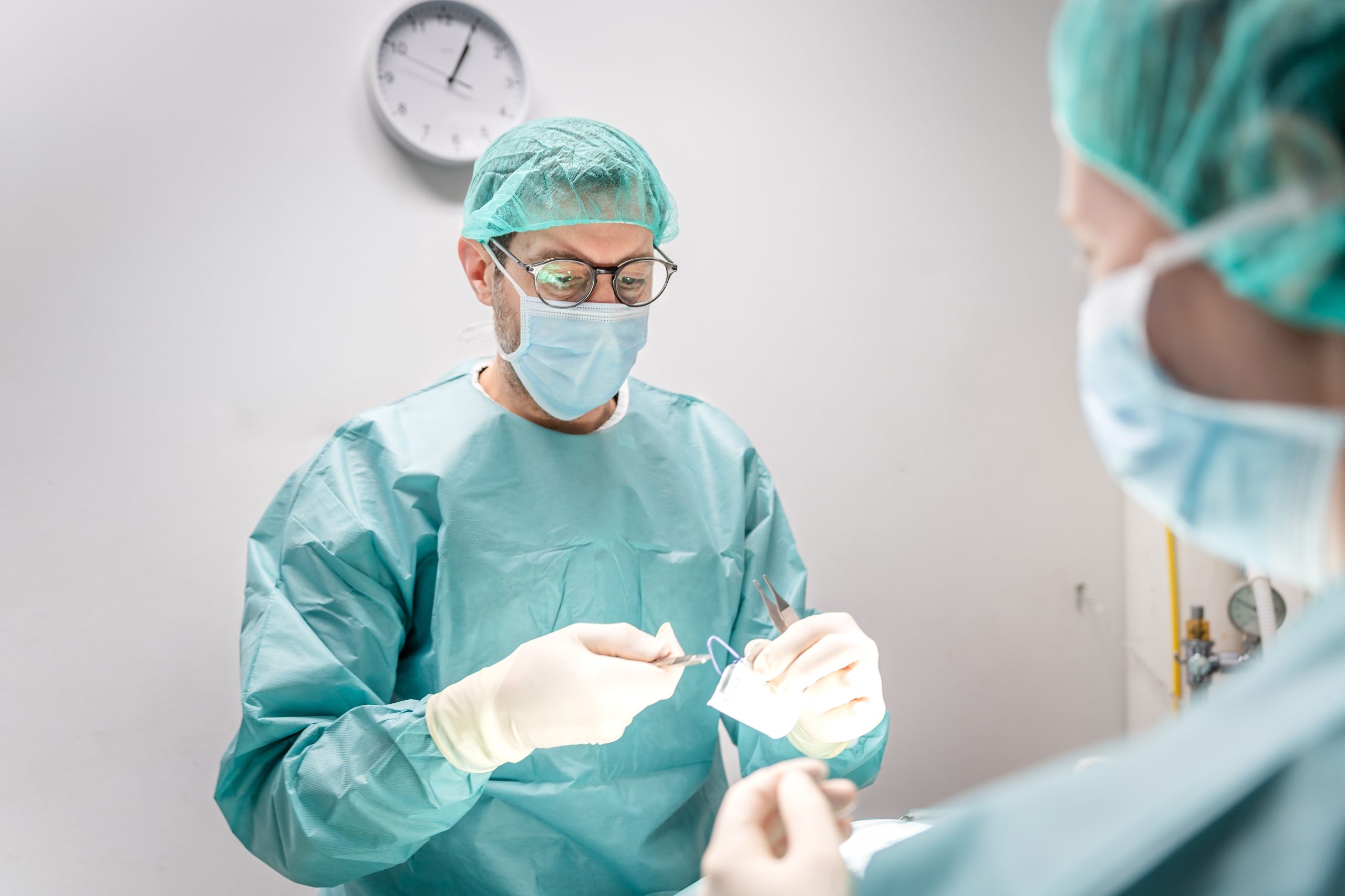 Tierärztliches Operationsteam bei einer chirurgischen Behandlung unter sterilen Bedingungen.